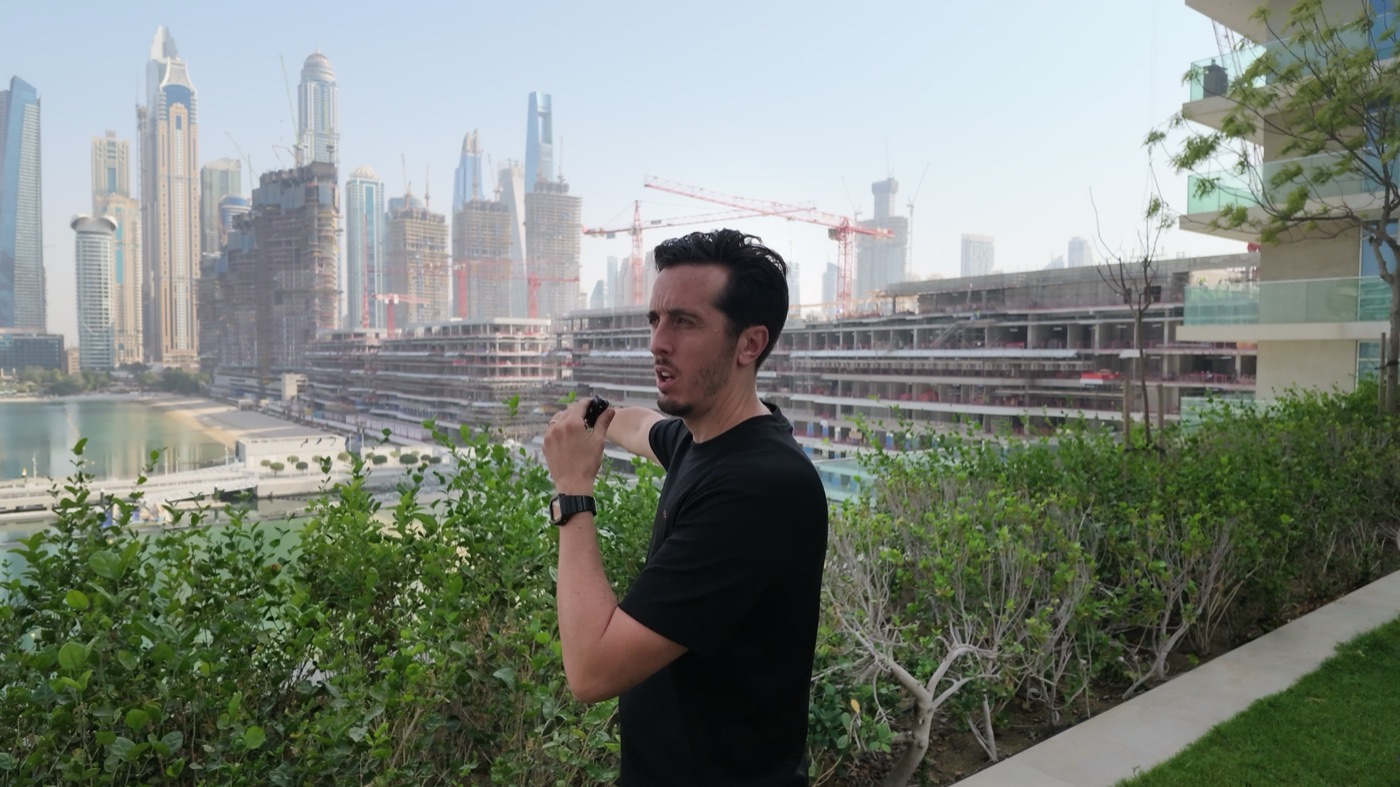 Clément Talmo explique un chantier en cours devant la marina de Dubaï