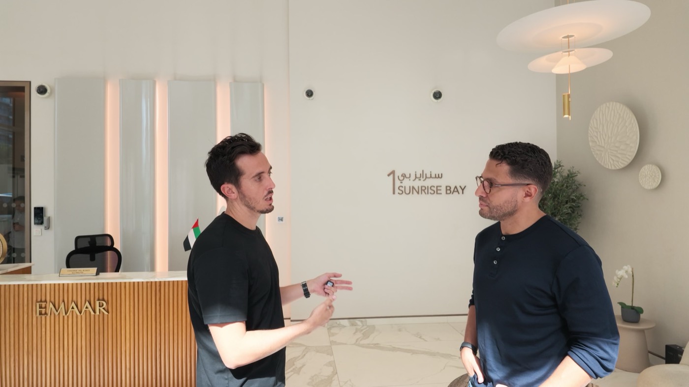 Clément Talmo explique un projet dans un lobby à Dubaï