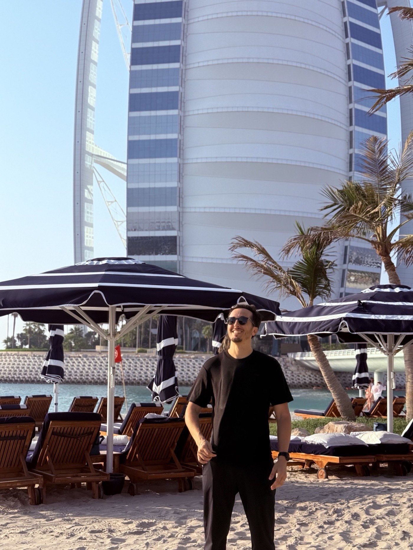 Clément Talmo sur la plage, devant le Burj Al Arab à Dubaï